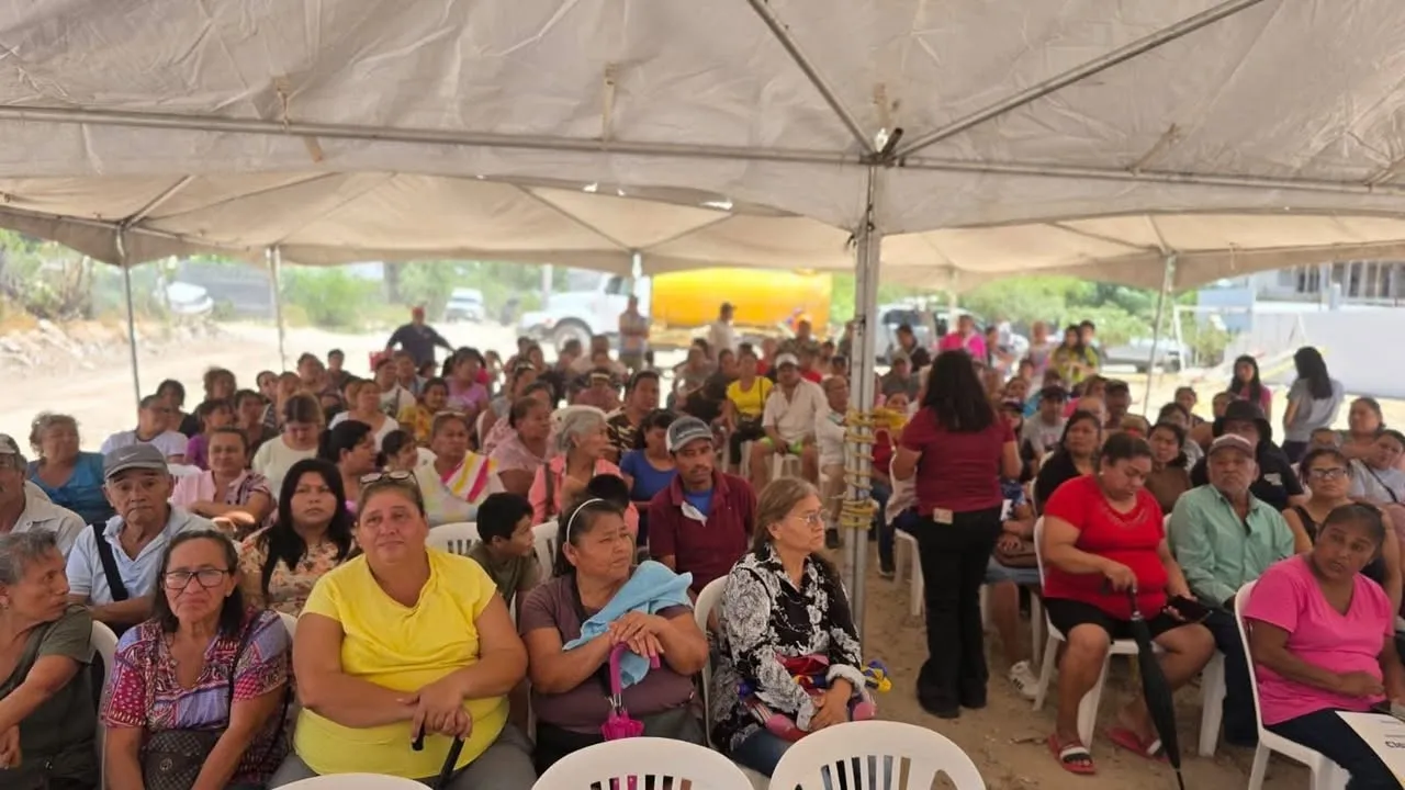 Familias de la colonia Ramón Pérez reunidas durante la entrega